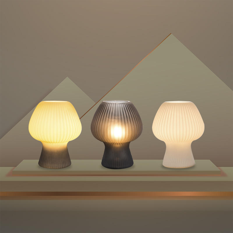 Vintage nattbordslampe | Riflet glass soppformet lampe