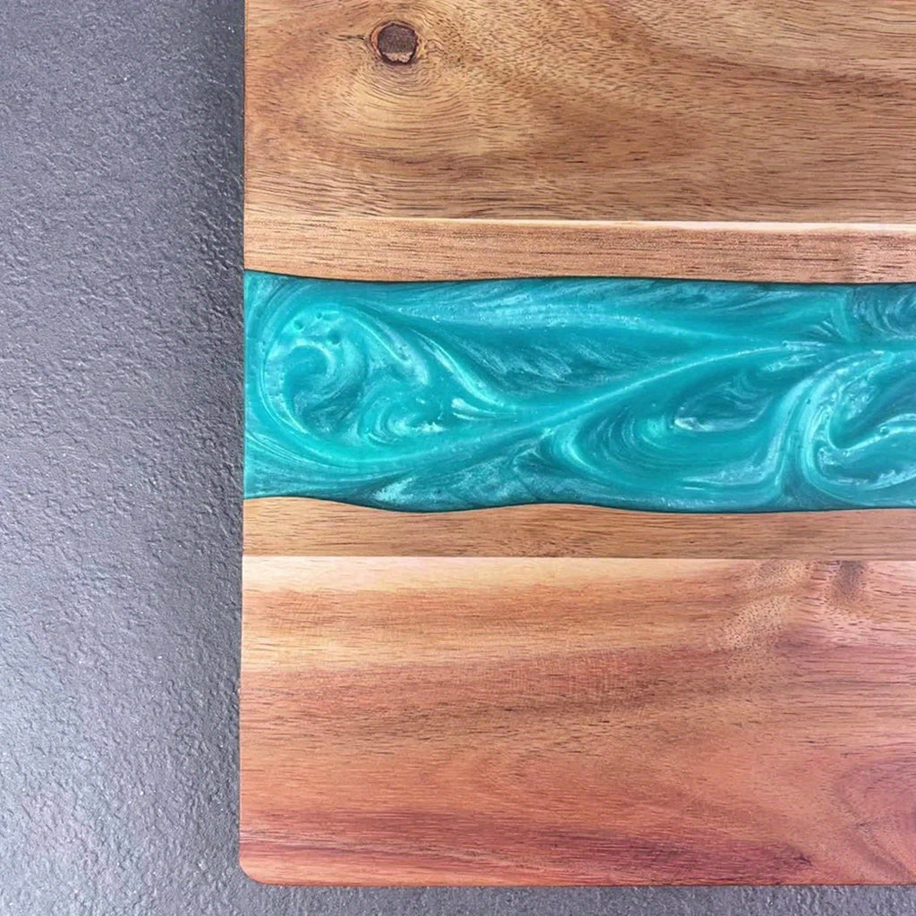 Skjærebrett med elvemønster i resin | Skjære- og serveringsbrett i akasietre