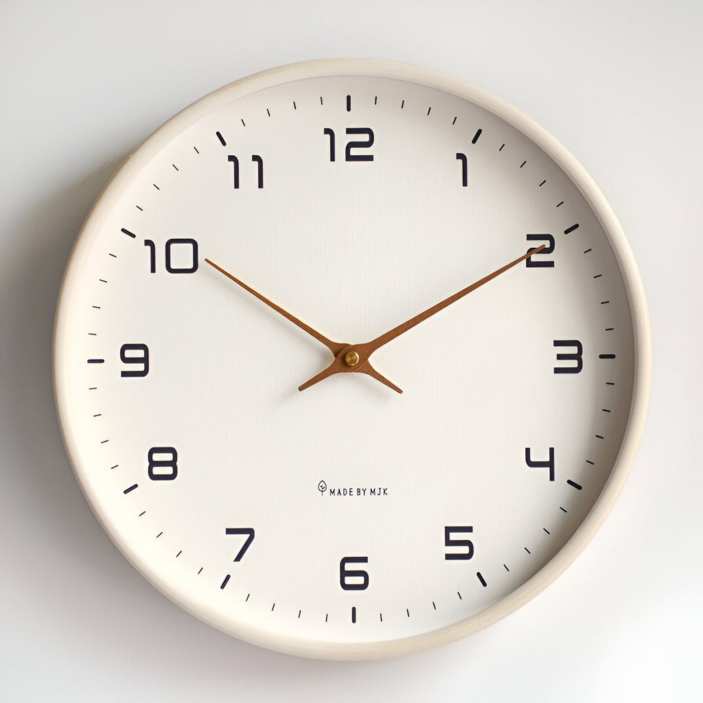 Nordisk veggklokke | Minimalistisk design i treramme