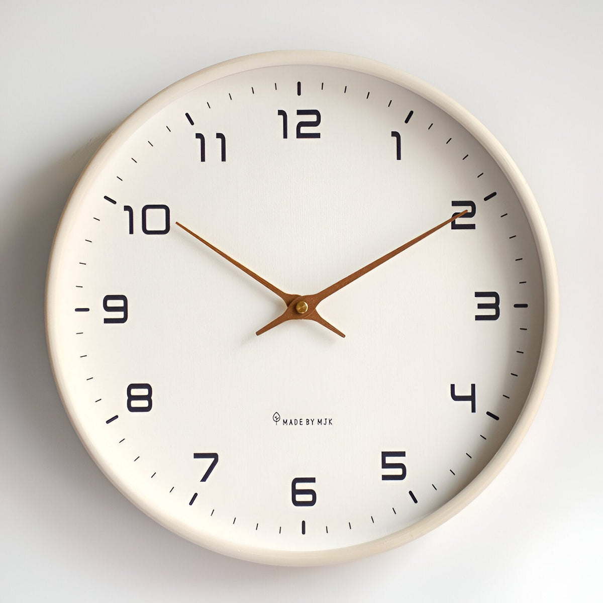 Nordisk veggklokke | Minimalistisk design i treramme