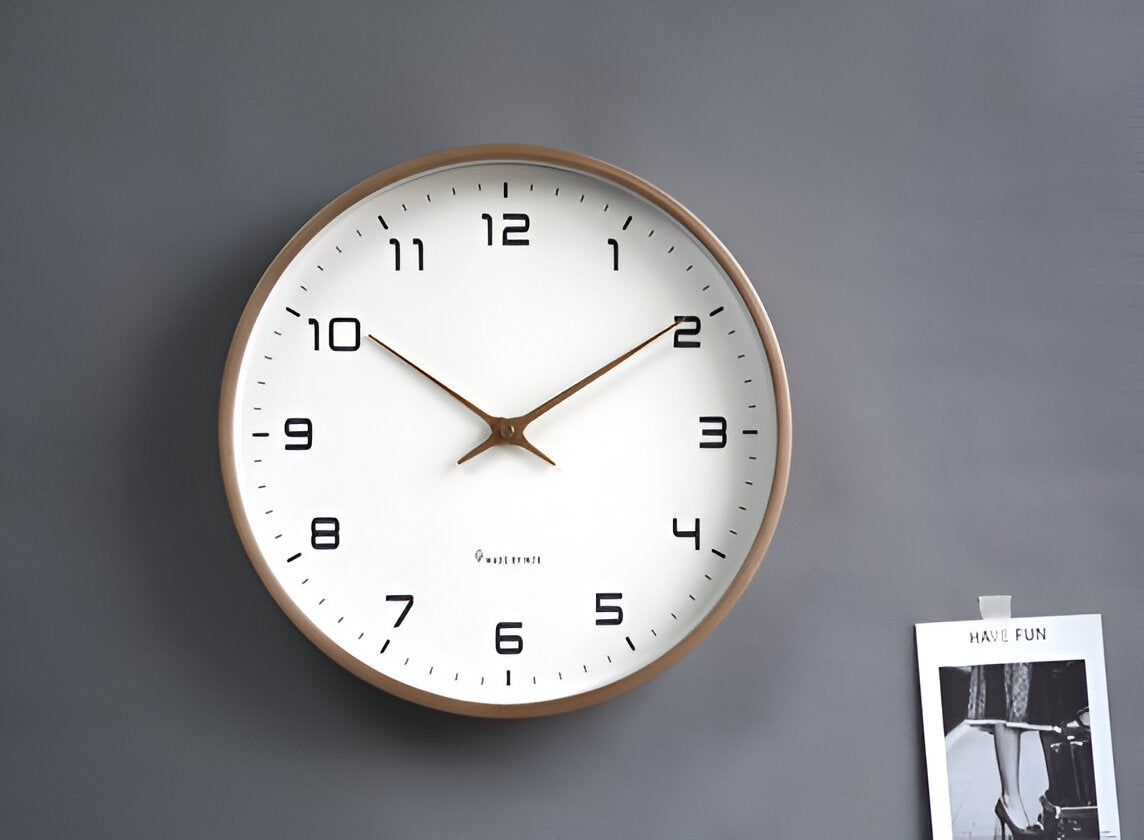 Nordisk veggklokke | Minimalistisk design i treramme