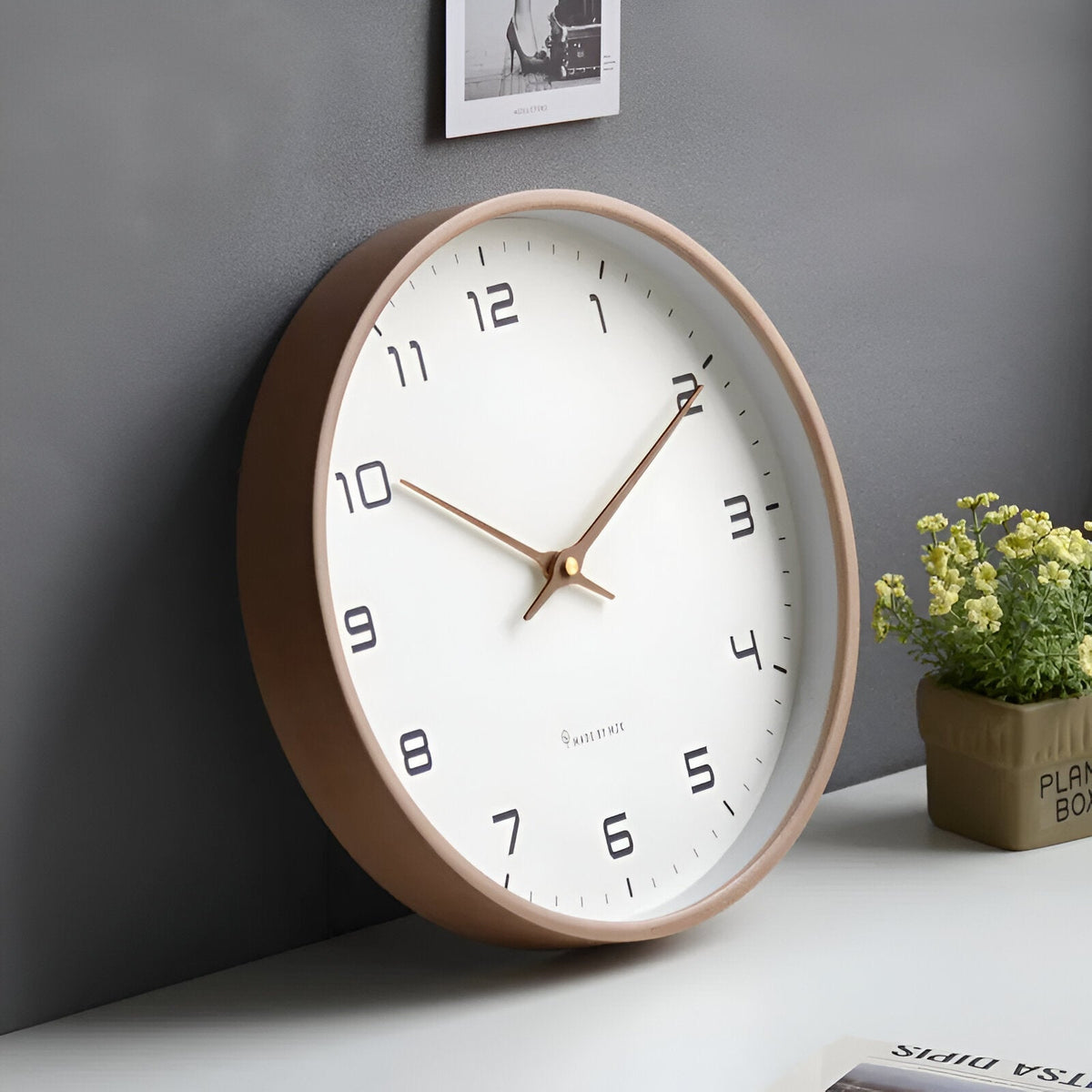 Nordisk veggklokke | Minimalistisk design i treramme