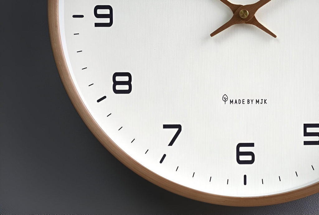 Nordisk veggklokke | Minimalistisk design i treramme