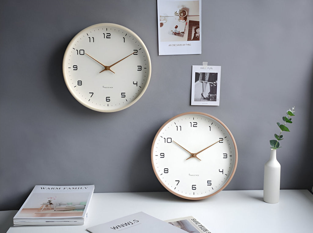 Nordisk veggklokke | Minimalistisk design i treramme