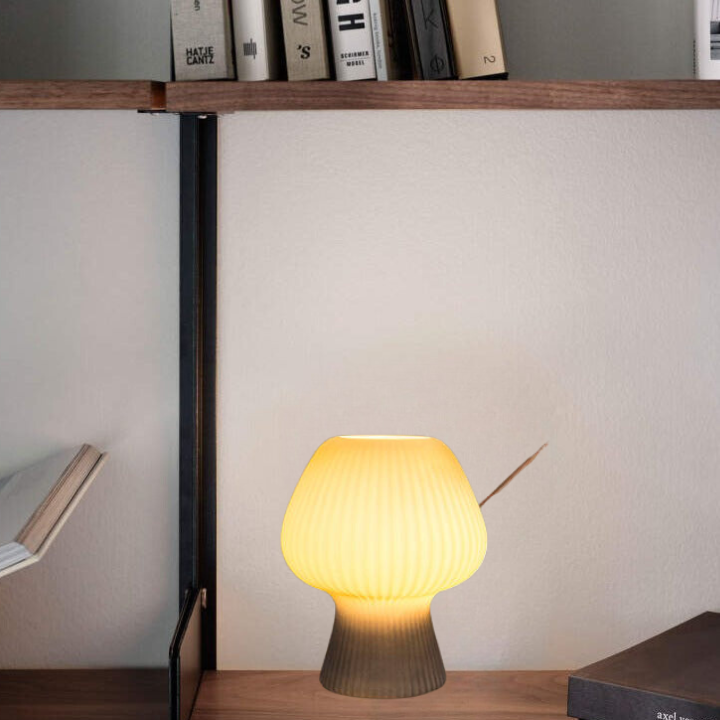 Vintage nattbordslampe | Riflet glass soppformet lampe