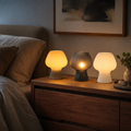 Vintage nattbordslampe | Riflet glass soppformet lampe