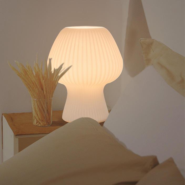 Vintage nattbordslampe | Riflet glass soppformet lampe