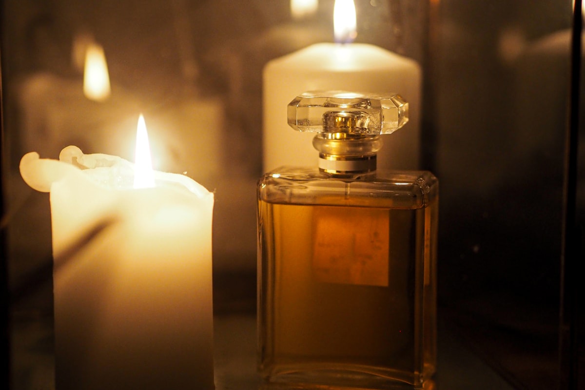 Amber glass jar candle